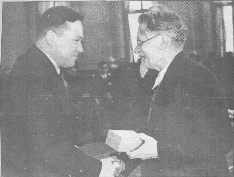 А.А. Бусалов (слева) получает государственную награду из рук «всесоюзного старосты» М.И.Калинина